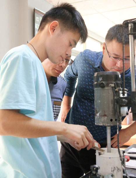 熱烈歡迎西安辦廠客戶孫總、張總、楊總來鑫浪進(jìn)行技術(shù)交流